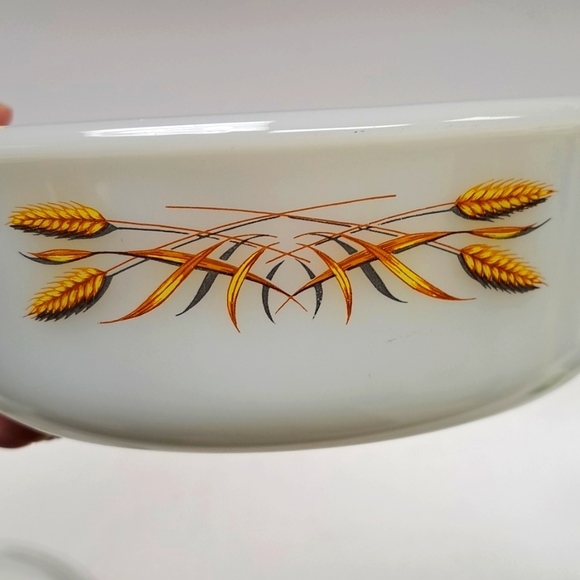 Vintage FIRE KING wheat design 1 1/2 Qt casserole with lid - Picture 2 of 7
